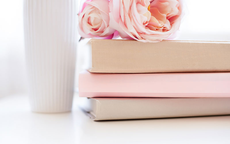ピンクの本と花のイメージ画像